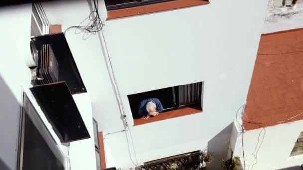 Ein Älterer Mann Fenster Seines Hauses Während Der Covid Pandemie — Stockvideo