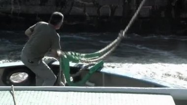 Buenos Aires Limanı 'ndaki bir römorkörde bir gemi halatının düğümünü atan tayfa.. 