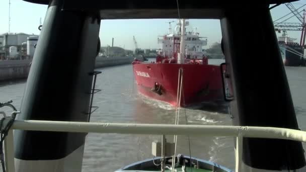 Tug Boat Menderek Kapal Tanker Pelabuhan Buenos Aires Argentina — Stok Video