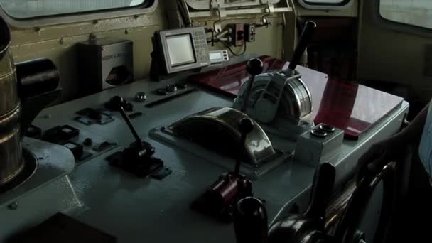 Kapten Tugboat Kontrollrummet Eller Wheelhouse Närbild — Stockvideo