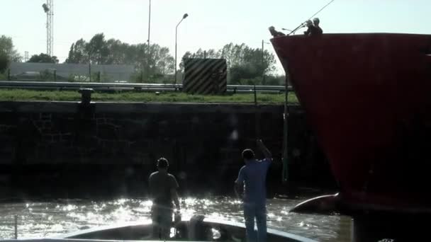 Ρυμουλκό Σκάφος Πλησιάζει Φορτηγό Πλοίο Και Ναύτες Προσπαθούν Πιάσουν Σχοινιά — Αρχείο Βίντεο
