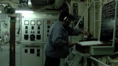 Eski bir römorkun makine dairesinde çalışan bir mühendis..  