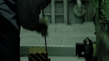 Donanma Mühendis Subayı, Makine Kontrol Odası 'ndaki römorkör motorunu inceliyor.. 