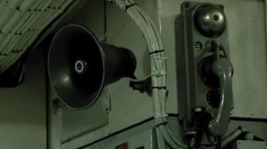 Eski Hoparlör ve Vintage Telefon, römorkördeki Makine Odası 'nda. Kapat.. 