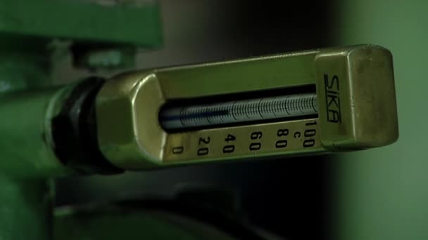 Industriële Thermometer Machinekamer Van Een Sleepboot Sluiten — Stockvideo