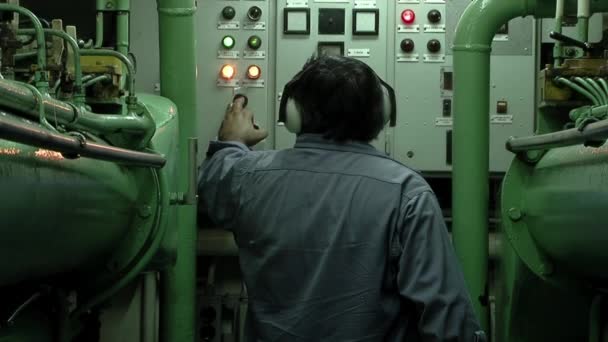 Ingegnere Marine Che Lavora Nella Sala Macchine Vecchio Rimorchiatore — Video Stock