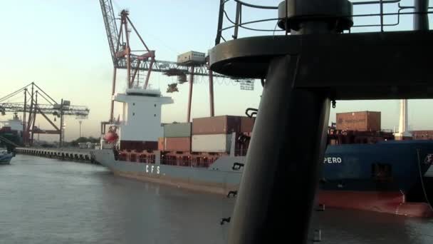 在阿根廷布宜诺斯艾利斯港拖轮拖曳货船 南美洲 — 图库视频影像