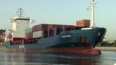 Buenos Aires Limanı, Arjantin, Güney Amerika 'da yük gemisini çeken römorkör..