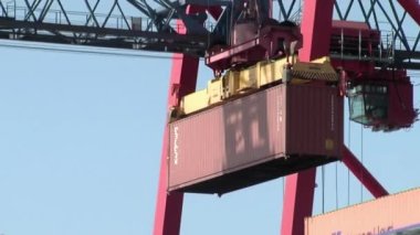 Arjantin, Buenos Aires Limanı, Limanı, Sud Limanı 'ndaki bir konteyner terminalinde Gantry Turna ve konteynır.. 