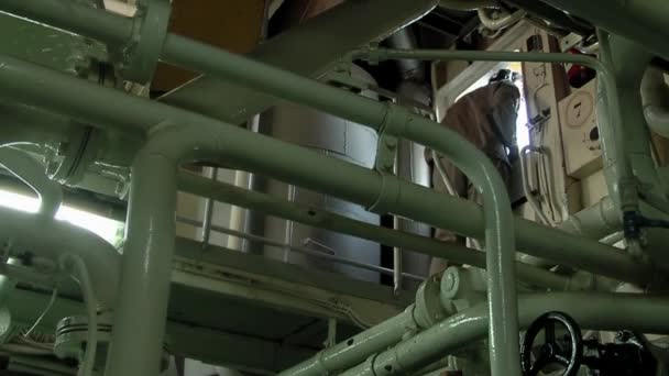 Tengerészmérnök Egy Régi Vontatóhajó Géptermében Dolgozik — Stock videók