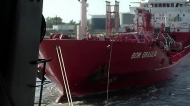 Arjantin, Buenos Aires Limanı 'nda römorkör bir tanker gemisini çekiyor.. 