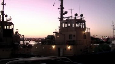 Römorkör Buenos Aires Limanı 'na yanaştı Şafak vakti, Arjantin.  