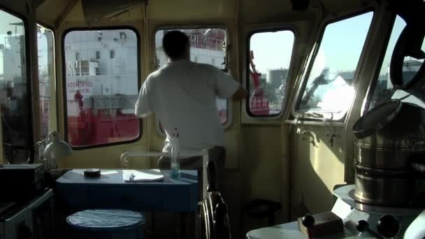 Schlepperkapitän Auf Der Brücke Eines Schleppers Hafen Von Buenos Aires — Stockvideo