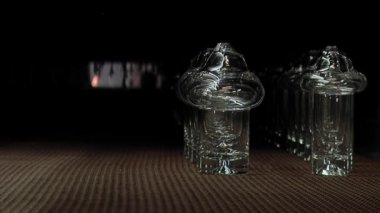 Geleneksel Glass Factory 'deki bir fırının içinde tamamlanmamış cam bardaklar. Kapat..  