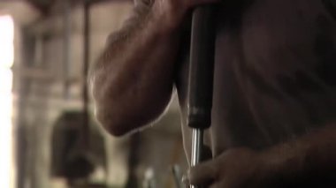 Glass Artisan iş başında. Cam Yapıcı 'nın eli, usta zanaatkar, bir sopayla cam şekillendiriyor. Kapat..  