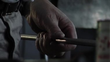 Glass Artisan iş başında. Cam Yapıcı 'nın eli, usta zanaatkar, bir sopayla cam şekillendiriyor. Kapat..  