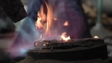 Kilise, Saat Kuleleri ve Kamu Binaları gibi bir dökümhanede kullanım için çan üretimi. Yakın plan.