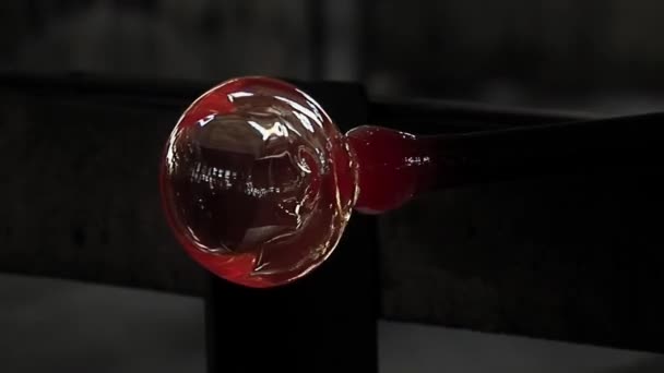 Criador Vidro Mestre Artesão Moldando Fim Vaso Vermelho Quente Fechar — Vídeo de Stock