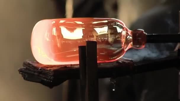玻璃制造者 工匠大师 塑造了火热花瓶的尽头 特写镜头 — 图库视频影像