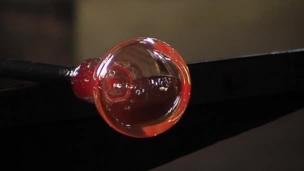 Glass Maker Master Craftsman Forming End Red Hot Vase Закриття — стокове відео