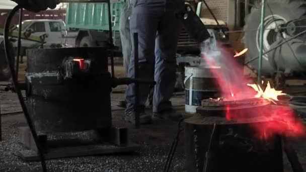 Werknemer Met Blow Torch Werkplaats Van Een Bell Factory — Stockvideo