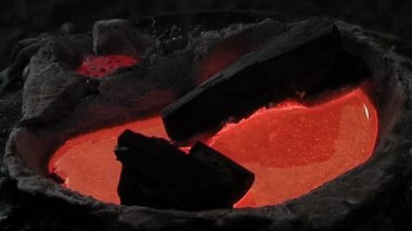 Bir çan üretim fabrikasının fırınında erimiş metal. Kapat..  
