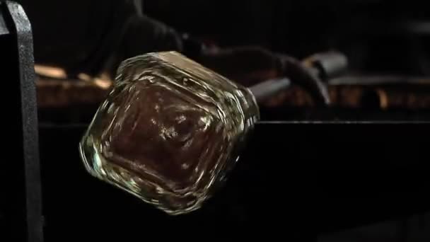 Glass Maker Master Craftsman Forming End Red Hot Vase Закриття — стокове відео