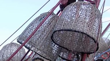 Arjantin 'in Buenos Aires, Mar del Plata limanındaki bir balıkçı teknesinde geleneksel balık tuzakları. Kapat..  