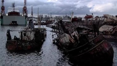 Arjantin, Mar del Plata Limanı 'nda terk edilmiş balıkçı gemileri. 