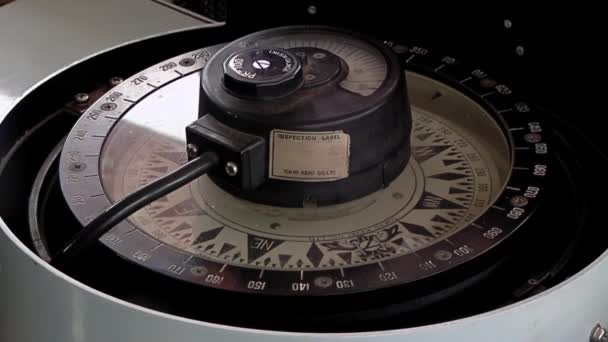 旧船的导航指南针 特写镜头 — 图库视频影像
