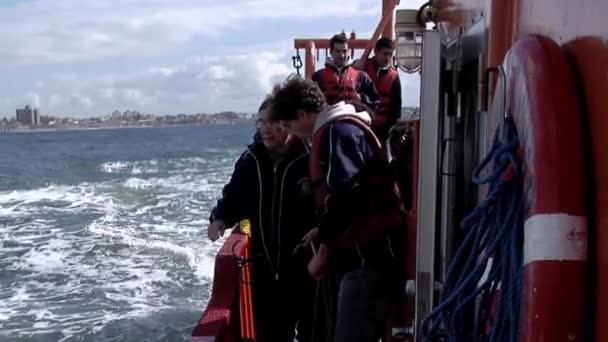 Estudiantes Pesca Cubierta Entrenamiento Mar Abierto Cerca Mar Del Plata — Vídeo de stock