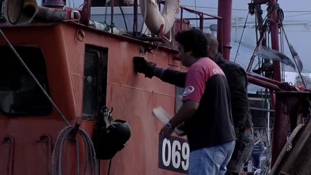 Vissers Een Traditionele Vissersboot Haven Van Mar Del Plata Argentinië — Stockvideo