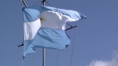 Balıkçı teknesinde Arjantin bayrağı. Kapat..  