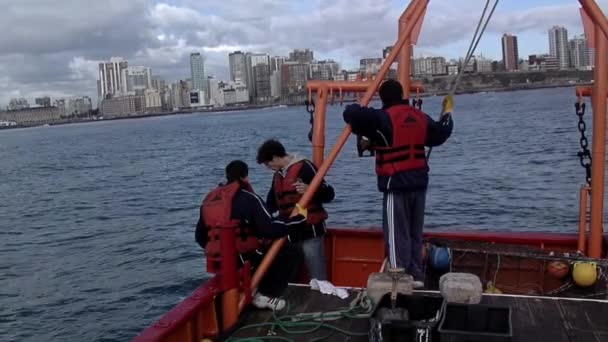 Estudiantes Pesca Cubierta Entrenamiento Mar Abierto Cerca Mar Del Plata — Vídeo de stock