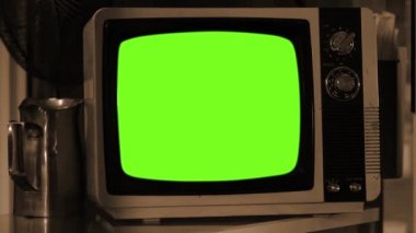Antik taşınabilir televizyon seti yeşil ekranı açıp kapatıyor. Sepia Tone. Yakınlaştır. Yeşil Ekran 'ı istediğiniz görüntüyle ya da Resim ile Sonraki Efektler' deki tuş efektiyle değiştirebilirsiniz (YouTube 'daki derslere bakın). 