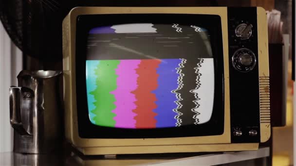 テストカードまたはカラーバー付きの古いテレビセット クローズアップ — ストック動画