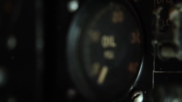 Instrumento Medição Óleo Dentro Velho Jet Fighter Pan Shot Close — Vídeo de Stock