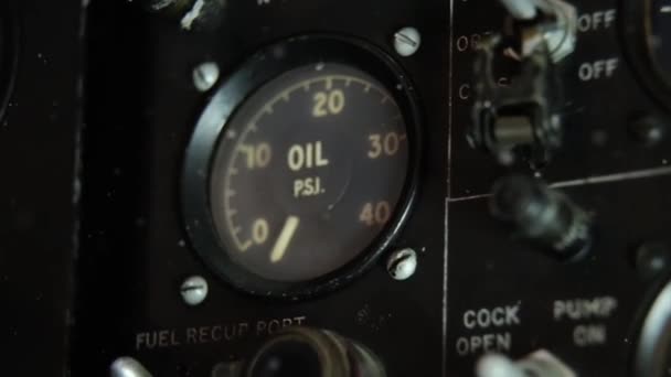 Calibre Óleo Dentro Velho Jet Fighter Close Tiro Pan — Vídeo de Stock