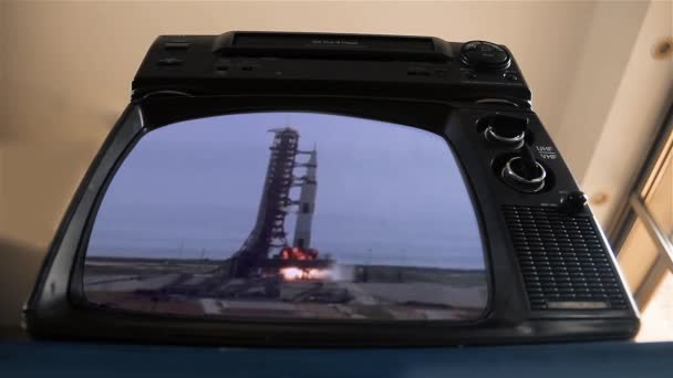 阿波罗11号在一台复古电视机上发射 美国航天局提供的这一视频的内容 — 图库视频影像