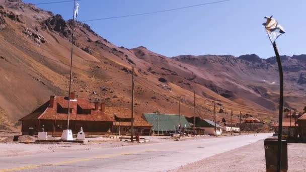 Žena Walking Las Cuevas Small Town Andes Mendoza Argentina — Stock video