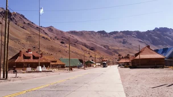 Caminhão Estrada Las Cuevas Uma Pequena Cidade Cordilheira Dos Andes — Vídeo de Stock