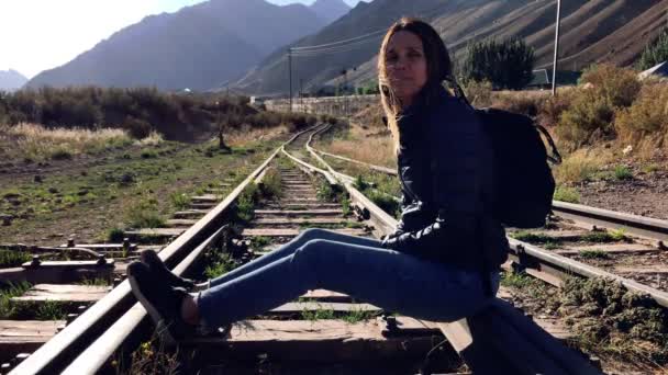 Mujer Sentada Las Vías Abandonadas Del Antiguo Ferrocarril Transandino Las — Vídeos de Stock