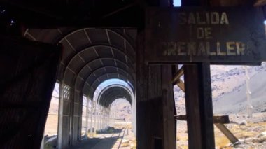 Bir zamanlar Arjantin 'deki Mendoza' dan And Dağları 'na, Şili' deki Santa Rosa de Los Andes 'e kadar uzanan Transandine Demiryolu' na ait terk edilmiş Avalanche Barınağı. 4K Çözünürlüğü.
