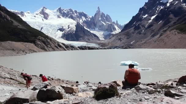 Τουρίστες Στην Παγετώδη Λίμνη Cerro Torre Παταγονία Αργεντινή — Αρχείο Βίντεο