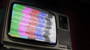 Yeşil Ekranlı 1980 'lerin Klasik TV' si - 4K Düşük Açılı Görünüm