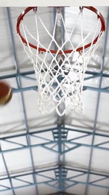 Mahkeme Eylemi: Basket topunun Hoop 'a fırlatıldığı dikey video - 4K Çözünürlük