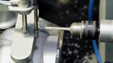 Yüksek Hassas CNC Makinesi: Bir Endüstriyel Ayarda Metal Parçaları Sondaj Süreci - 4K Çözünürlük