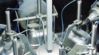 Yüksek Hassas CNC Makinesi: Bir Endüstriyel Ayarda Metal Parçaları Sondaj Süreci - 4K Çözünürlük