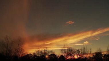 Alacakaranlıktaki Turuncu Gökyüzü ve Hareketli Bulutlar - 4K Çözünürlükte Zaman Çizelgesi