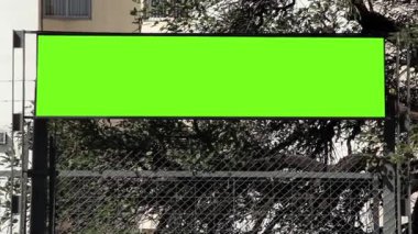 Platformda Yeşil Ekranlı Tren İstasyonu İşareti - Kapat 